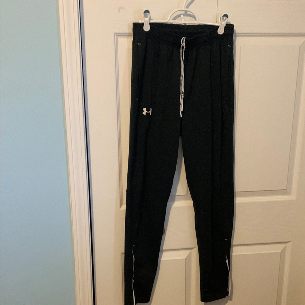 Athletic pants with ankle zips